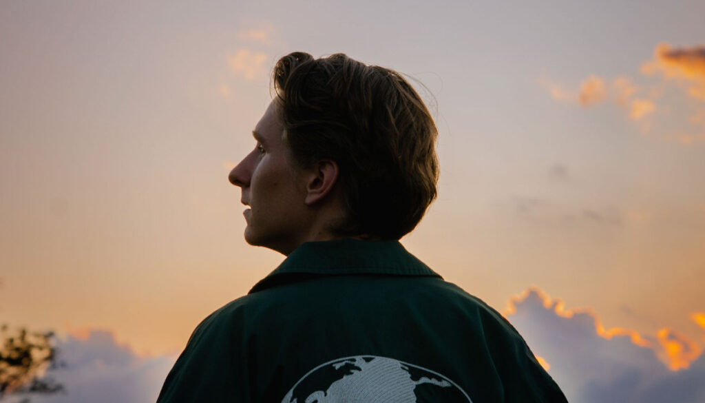 Dela Utca on blending live guitar with sampled layers with Kontakt